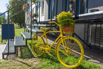Fototapeta na wymiar Yellow bike - decoration of the entrance