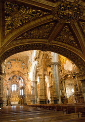Fototapeta na wymiar Intérieur baroque de l'église São Francisco à Porto, Portugal