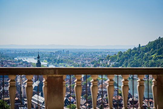 Heidelberg, Deutschland. Panoramablick auf die Stadt an einem sonnigen Tag im Fr&uuml;hherbst