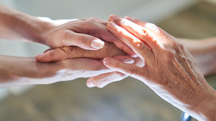 Hände halten als Symbol für Beistand und Anteilnahme