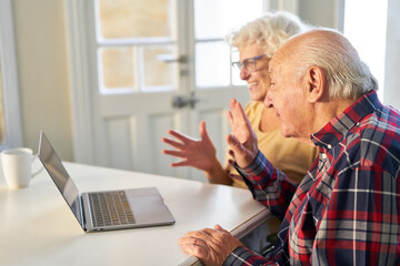Senioren Paar freut sich beim Videochat mit der Familie