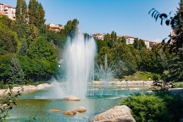 Obraz premium Beautiful view of in Dikmen Valley | Dikmen Vadisi in Ankara, Turkey. Thousands of trees, decorative waterfall, rocks, water fountains in the big ornamental pool. 
