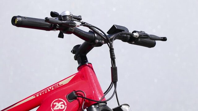 Ukraine Dnepr 7.09.2021 - The HIMO C26 Red electric bike is worth raising the city fountain in the sun, electric transport, a bike in the cities in the park