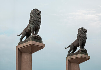 Lion sculpture in bridge in Zaragoza, Spain - obrazy, fototapety, plakaty