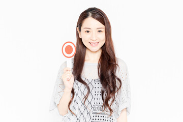 OKのプラカードを持っているカジュアルな服装の女性