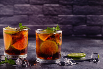 cocktail Cuba Libre with lime and ice