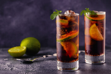 cocktail Cuba Libre with lime and ice