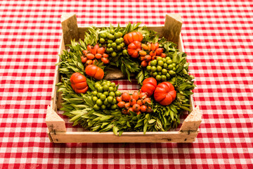  Herbstgesteck in einer Holzkiste