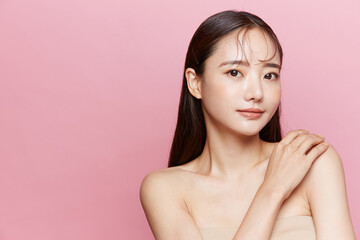 美しい若い女性のピンク背景のビューティーボートレート