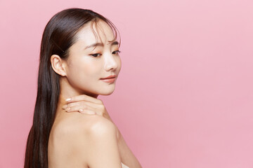 美しい若い女性のピンク背景のビューティーボートレート