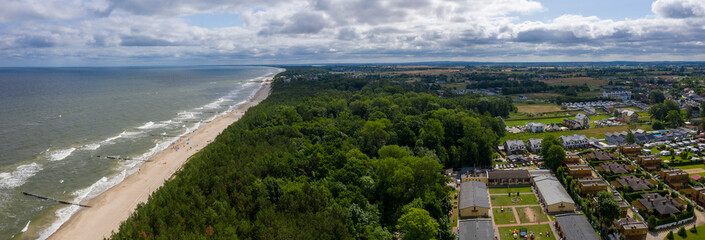 Sarbinowo nad morzem bałtyckim, widok z lotu ptaka na wybrzeże w kierunku miejscowości Chłopy