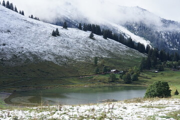 Lac des confins &agrave; l'automne 