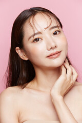 Fototapeta premium 美しい若い女性のピンク背景のビューティーボートレート