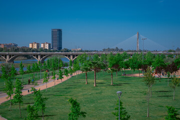 Parque del Guadiana sobre la ciudad de Badajoz con vistas al Puente Real y al Rascacielos de la ciudad. 