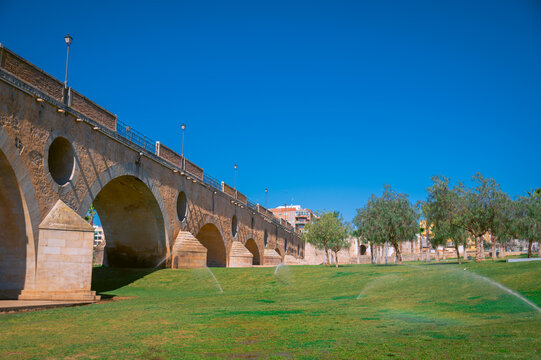 Parque del Guadiana en Badajoz al lado del r&iacute;o guadiana con cielo azul parque al aire libre en badajoz.
