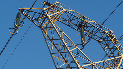 Pylône électrique, reliant des câbles à très haute tension