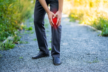 Knee pain when walking outdoors, man with jogging injury