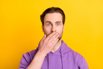 Obraz premium Photo of young man close cover mouth hand oops worried nervous fail isolated over yellow color background