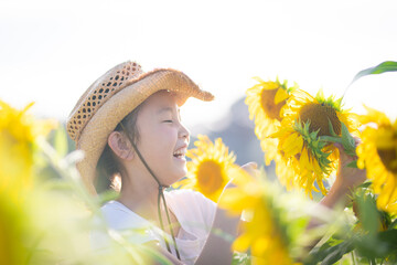 ヒマワリ畑で遊ぶ少女