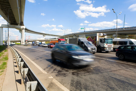 The car quickly rides the Moscow Ring Road (MKAD).