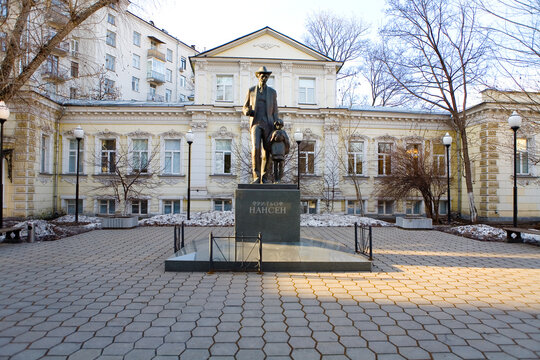Monument to the Norwegian polar explorer Fridtjof Wedel-Jarlsberg Nansen in Moscow.