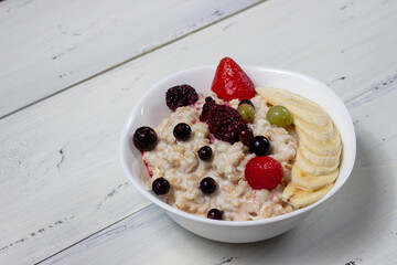 oatmeal with berries