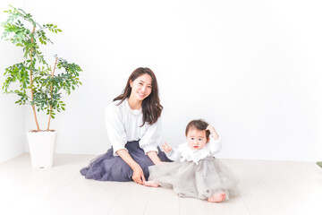Fototapeta premium お母さんと家で遊ぶ赤ちゃん