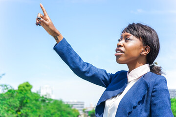 指を指す黒人女性