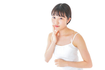 肌のケアをする若い女性