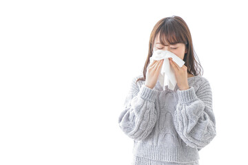 風邪・花粉症で鼻をかむ女性