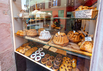 Blick in ein Schaufenster einer Bäckerei in Ribeauville im französischen Elsass.