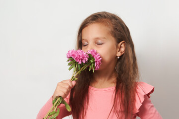 Obraz na płótnie Canvas Portrait of a little girl with a flowers bouquet
