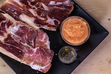 Tostada estilo andaluz, jamón, tomate triturado y un poquito aceite de oliva. Un buen desayuno en toda regla. Sano y saludable