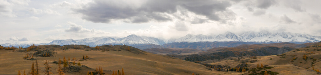 Fototapeta premium Panoramic autumn view of the Altai mountains, snowy peaks and beautiful landscape. Severo-Chuysky ridge, Chuysky tract, Altai Republic, Russia