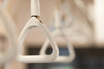 鉄道のつり革のクローズアップ写真