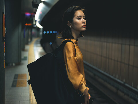 電車を待つ女性