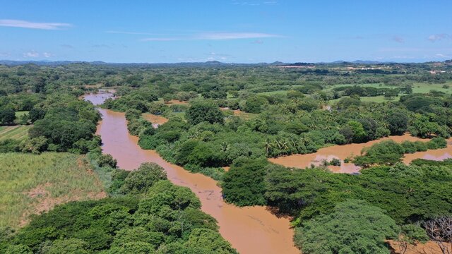 Gran corriente de agua por la lluvias en Rio La Villa en Panam&aacute;