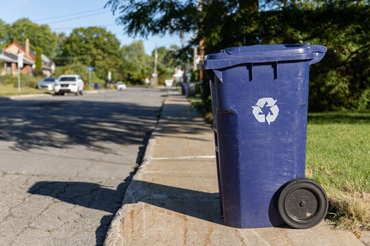 Bac de recyclage sur le bord de la rue