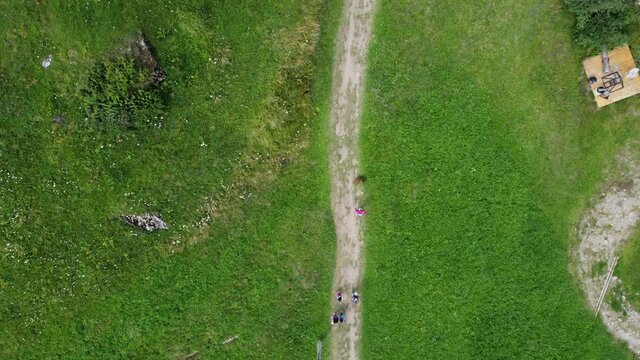 camminare su sentiero di montagna