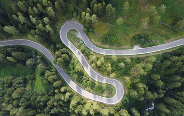 strada di montagna tornante sicurezza stradale curve passo alpino 