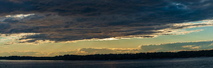 Obraz premium Low stormy skies at sunset