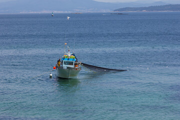 Fishing boat, fishing near the shore © Jorge