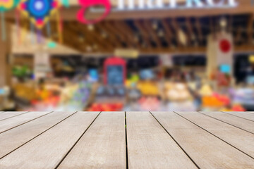 Obraz premium Empty old wooden vintage in front of hypermarket at department store background with empty copy space. Ready for product display montage concept.