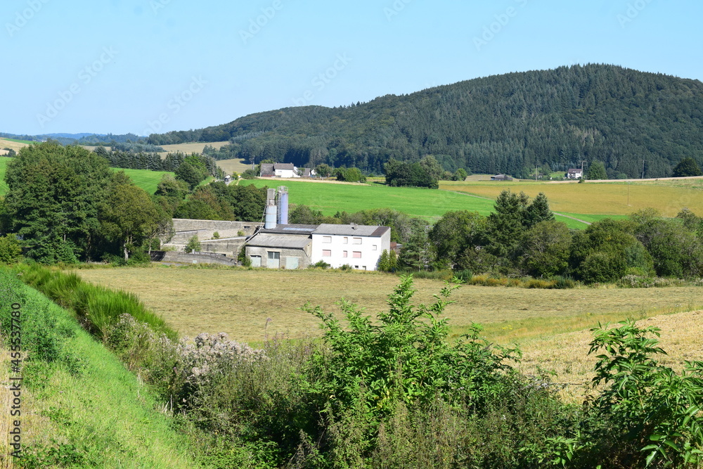 Poster Eifellandschaft mit verlassenem Bauernhof und Eifeldorf