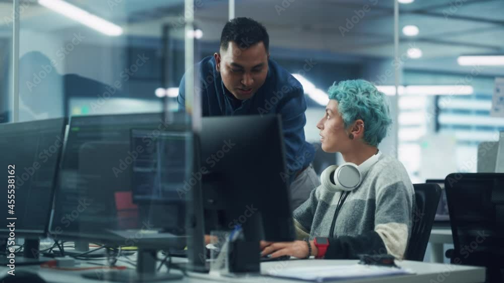 Aufkleber teamwork in diverse office: project manager talks with creative solutions specialist, they discuss d