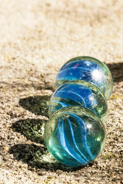 Bolas de gude coloridas Bolinhas de gude Crian&ccedil;as brincando bolas de gude coloridas Glass ball and its shadow. Bolas de gude e suas sombras. Bolinhas de vidro