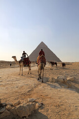 Kamelreiter vor Pyramiden in Gizeh (Ägypten)
