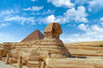 Great Sphinx of Giza with pyramid in background - obrazy, fototapety, plakaty