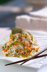 Ensalada de arroz con verduras, fresa con palillos. Rice salad with vegetables, strawberry with chopsticks.
