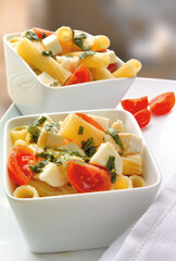 Ensalada de pasta y albahaca en cuencos. Pasta and basil salad in bowls
